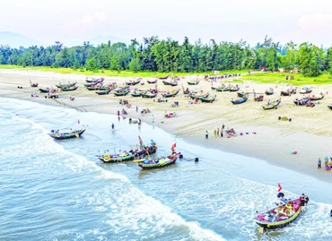 Về với du lịch biển Hà Tĩnh, du khách sẽ được khám phá, trải nghiệm "một ngày làm ngư dân" cùng các tổ du lịch cộng đồng. (Ảnh ĐẬU HÀ)
