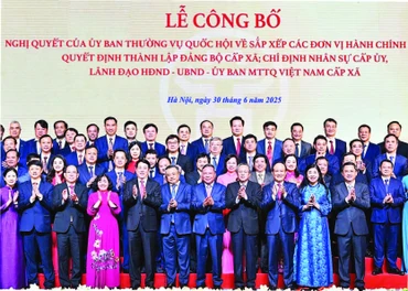 Lãnh đạo Đảng, Nhà nước và Thành ủy Hà Nội chúc mừng các đồng chí cán bộ chủ chốt các xã, phường mới tại Hà Nội.
