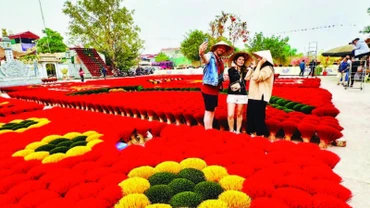 Khách du lịch check-in tại làng tăm hương Quảng Phú Cầu trên cung đường di sản Nam Thăng Long.