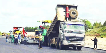 Ủy ban nhân dân tỉnh Đắk Lắk chỉ đạo đẩy nhanh tiến độ thi công các dự án giao thông trọng điểm để giải ngân vốn đầu tư công, góp phần tăng trưởng kinh tế.
