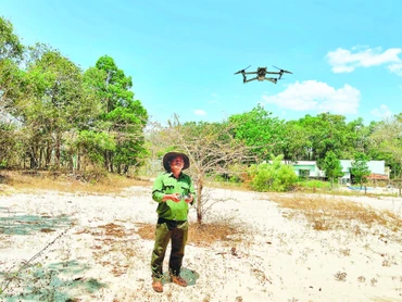 Nhân viên Khu bảo tồn thiên nhiên Tà Kóu bay flycam kiểm tra công tác phòng, chống cháy rừng.