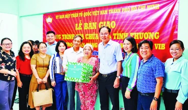 Mặt trận Tổ quốc Thành phố Hồ Chí Minh bàn giao công trình sửa chữa nhà tình thương cho gia đình có hoàn cảnh khó khăn trên địa bàn.