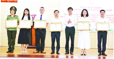 Lãnh đạo thành phố Đà Nẵng trao thưởng các tập thể có thành tích xuất sắc trong triển khai thực hiện Đề án. (Ảnh XUÂN HẬU)