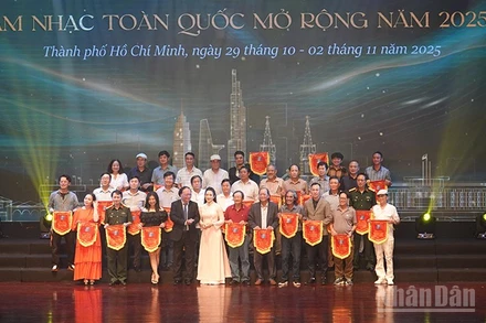 Tặng cờ lưu niệm cho các đơn vị tham gia liên hoan. (Ảnh: LINH BẢO)