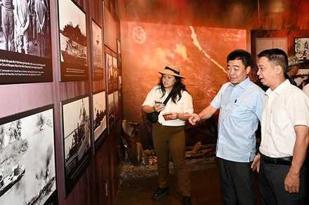 Các đại biểu tham quan triển lãm. (Ảnh: Quốc Thanh)