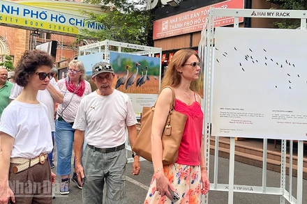 Khách nước ngoài tham quan Đường Sách Thành phố Hồ Chí Minh. (Ảnh: LINH BẢO)