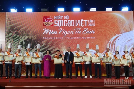 Trao tặng danh hiệu Nghệ nhân cho các đầu bếp trên cả nước. (Ảnh: LINH BẢO)