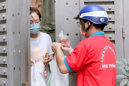 Đội thanh niên tình nguyện giao hàng miễn phí cho người dân tại trung tâm Thành phố dịch trong đại dịch Covid-19 (Ảnh: LINH BẢO).