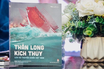Bìa cuốn sách "Thần long kích thủy - Lịch sử thuyền chiến Việt Nam". (Ảnh: LINH BẢO)