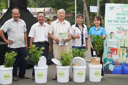 Nhiều người dân tham gia ngày hội tái chế rác thải thực phẩm tại Lễ hội Ẩm thực chay 2025. (Ảnh: BAN TỔ CHỨC)
