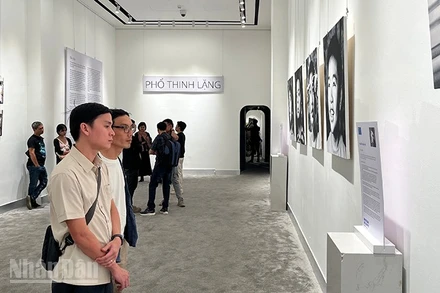 Nhiều bạn trẻ tham quan triển lãm nghệ thuật "Phổ thinh lặng". (Ảnh: Linh Bảo)