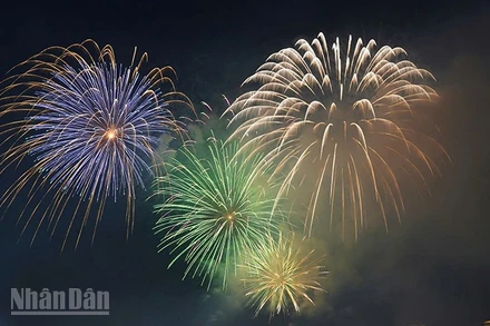 Thành phố Hồ Chí Minh bắn pháo hoa chào năm mới tại 4 điểm. (Ảnh: THẾ ANH)