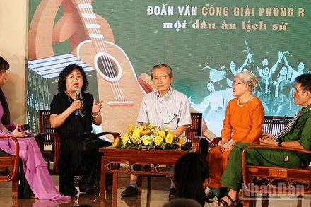 Giao lưu với các nhân chứng lịch sử, các nghệ sĩ từng hoạt động trong Đoàn Văn công Giải phóng. (Ảnh: MẠNH HẢO)