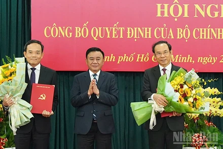 Đồng chí Trần Cẩm Tú, Ủy viên Bộ Chính trị, Thường trực Ban Bí thư tặng hoa chúc mừng đồng chí Nguyễn Văn Nên và đồng chí Trần Lưu Quang. 