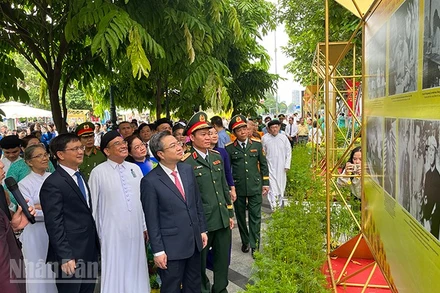Các đại biểu tham quan triển lãm tại Công viên Lam Sơn. (Ảnh MẠNH HẢO)