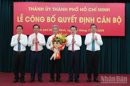 Các đồng chí Thường trực Thành ủy Thành phố Hồ Chí Minh chúc mừng đồng chí Đặng Minh Thông. (Ảnh: MẠNH HẢO)