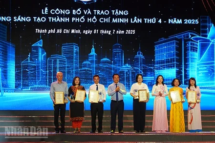 Lãnh đạo Thành phố Hồ Chí Minh trao tặng Giải thưởng Sáng tạo ở lĩnh vực Quản lý Nhà nước. (Ảnh MẠNH HẢO)