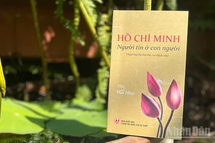 Bìa tập thơ "Hồ Chí Minh - Người tin ở con người" của nhà thơ Hải Như do Nhà xuất bản Chính trị quốc gia Sự thật phát hành. (Ảnh: Linh Bảo)