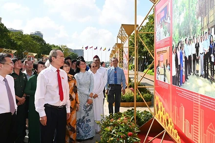 Các đại biểu tham quan triển lãm tại đường đi bộ Nguyễn Huệ. (Ảnh: QUỐC THANH)