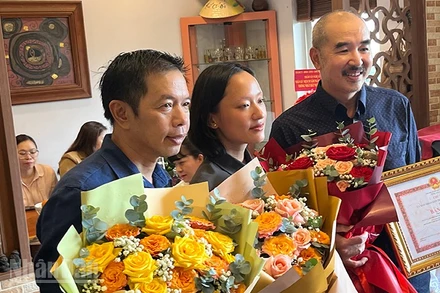 Đạo diễn Bùi Thạch Chuyên ( bìa phải) cùng hai diễn viên Thái Hòa và Hồ Thu Anh (Ảnh: Linh Bảo).