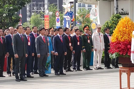 Đoàn đại biểu Thành phố Hồ Chí Minh dâng hoa tại Công viên Tượng đài Chủ tịch Hồ Chí Minh (Ảnh: HỮU LONG)