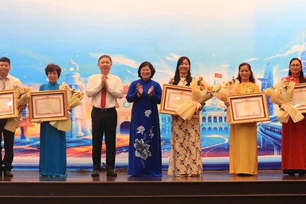 Lãnh đạo Thành ủy Thành phố Hồ Chí Minh trao Bằng khen của Thủ tướng Chính phủ cho các tập thể, cá nhân. (Ảnh: Trinh Trinh)