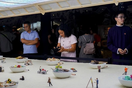 Du khách tham quan Bảo tàng Phở trong ngày khai trương. (Ảnh: PHẠM NGUYỄN)