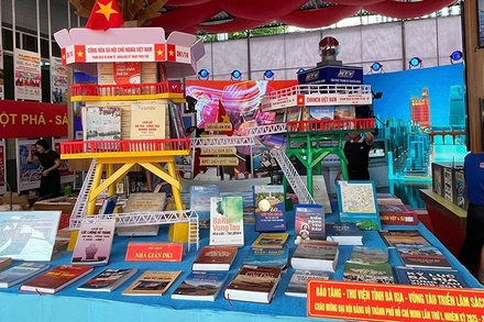 Mô hình nhà giàn DK1 tại khu vực Triển lãm thành tựu báo chí-xuất bản Thành phố Hồ Chí Minh. (Ảnh: Anh Đức).