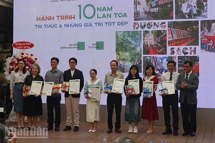 Trao chứng nhận cho các tác giả có bài viết hay về Đường sách. (Ảnh: LINH BẢO)