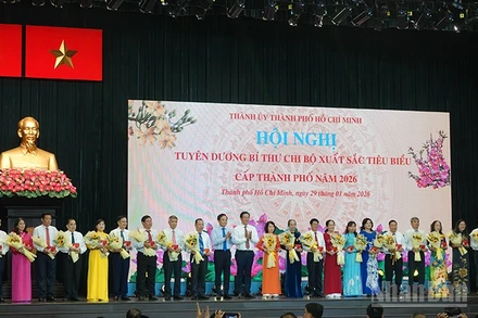 Lãnh đạo Thành phố Hồ Chí Minh trao tặng biểu trưng và hoa chúc mừng các đồng chí Bí thư chi bộ được tuyên dương. (Ảnh Linh Bảo)