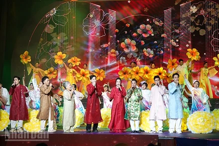 Tiết mục mở đầu Lễ trao giải Mai Vàng lần thứ 31. (Ảnh: Linh Bảo)