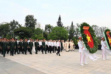 Đoàn lãnh đạo Thành phố Hồ Chí Minh thực hiện nghi thức dâng hoa tại nghĩa trang liệt sĩ Thành phố Hồ Chí Minh. (Ảnh: Quốc Thanh)