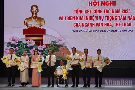 Các cá nhân nhận Bằng khen của Chủ tịch Ủy ban nhân dân Thành phố. (Ảnh: LINH BẢO)