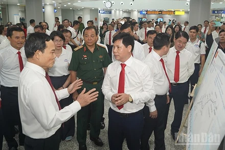 Bí thư Thành ủy Thành phố Hồ Chí Minh Trần Lưu Quang cùng đoàn đại biểu tham quan tuyến Metro số 01 Bến Thành-Suối Tiên. (Ảnh: Thế Anh)