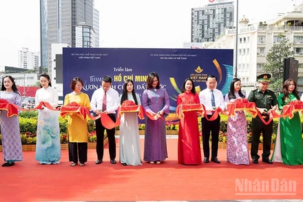 Các đại biểu thực hiện nghi thức khai mạc triển lãm. (Ảnh: LINH BẢO)