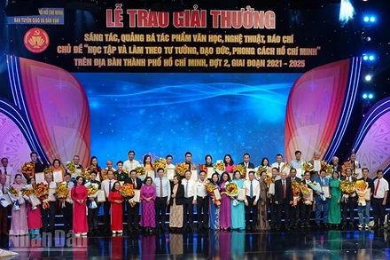 Đại biểu chụp ảnh lưu niệm với các tác giả, tập thể đạt giải ở khối chuyên nghiệp. (Ảnh: LINH BẢO)