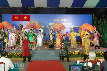 Chương trình sân khấu hóa kỷ niệm ngày họp mặt truyền thống cách mạng Sài Gòn-Chợ Lớn-Gia Định-Thành phố Hồ Chí Minh năm 2026. (Ảnh: Linh Bảo)