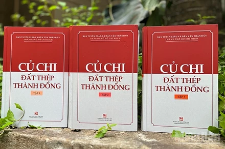 Bìa bộ sách "Củ Chi-Đất thép Thành đồng". (Ảnh: LINH BẢO)