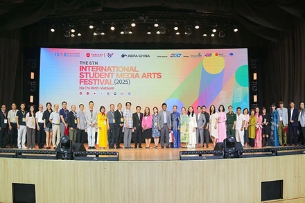 Các đại biểu, ban giám khảo chụp ảnh lưu niệm trong lễ bế mạc. (Ảnh: Ban tổ chức)