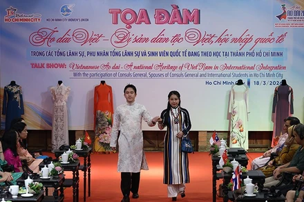 Giới thiệu các bộ sưu tập áo dài tại buổi tọa đàm. (Ảnh: Sở Du lịch).