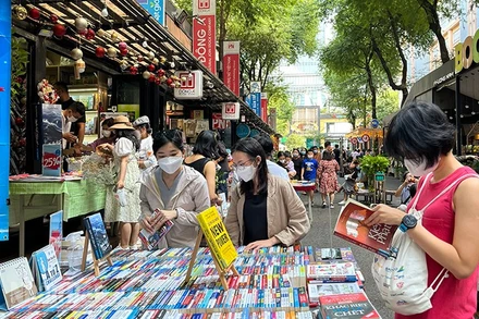 Đường sách Thành phố Hồ Chí Minh luôn thu hút khách đến tham quan. (Ảnh: LINH BẢO)