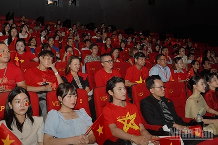 Đông đảo khán giả đến xem suất đặc biệt của bộ phim "Tổ quốc trong tim".