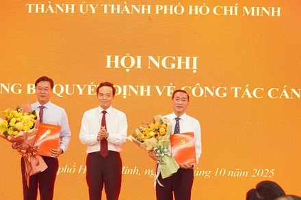 Đồng chí Trần Lưu Quang, Bí thư Trung ương Đảng, Bí thư Thành ủy Thành phố Hồ Chí Minh trao quyết định về công tác cán bộ. (Ảnh: LÊ VĨNH))