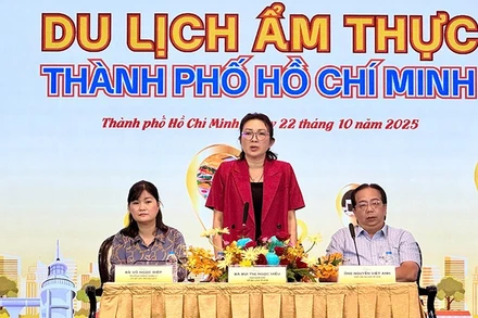 Bà Bùi Thị Ngọc Hiếu (đứng), Phó Giám đốc Sở Du lịch Thành phố Hồ Chí Minh phát biểu tại chương trình. (Ảnh: Ban tổ chức).