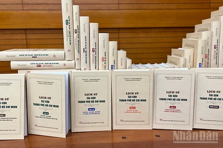 Bộ sách lịch sử Sài Gòn-Thành phố Hồ Chí Minh. (Ảnh: Linh Bảo)