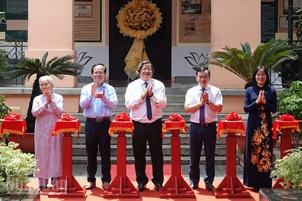 Các đại biểu thực hiện nghi thức cắt băng khai mạc trưng bày. (Ảnh: MẠNH HẢO)