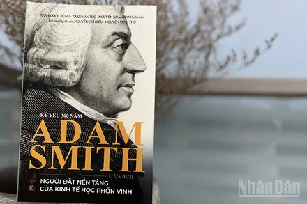 Bìa cuốn sách "Kỷ yếu 300 năm Adam Smith (1723-2023) - Người đặt nền tảng của kinh tế học phồn vinh". (Ảnh: LINH BẢO)