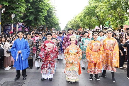 Diễu hành Áo dài tại Lễ hội Áo dài Thành phố Hồ Chí Minh lần thứ 11, năm 2025. (Ảnh: LINH BẢO)