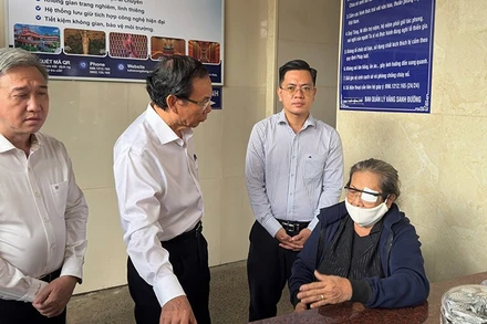 Đồng chí Nguyễn Văn Nên thăm hỏi thân nhân gia đình bị nạn. (Ảnh: VĂN PHÚC)