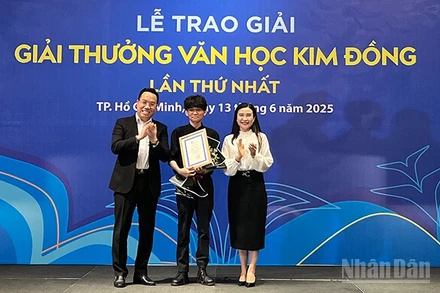 Trao Giải Nhất cho tác giải Giai Du với tác phẩm "Nên làm gì khi trời nổi gió". (Ảnh: MẠNH HẢO)